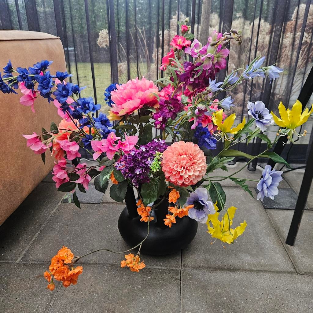 Zwarte toetervaas met kunstbloemen, Huis en Inrichting, Woonaccessoires | Vazen, Ophalen, Overige materialen, Gebruikt, Zwart