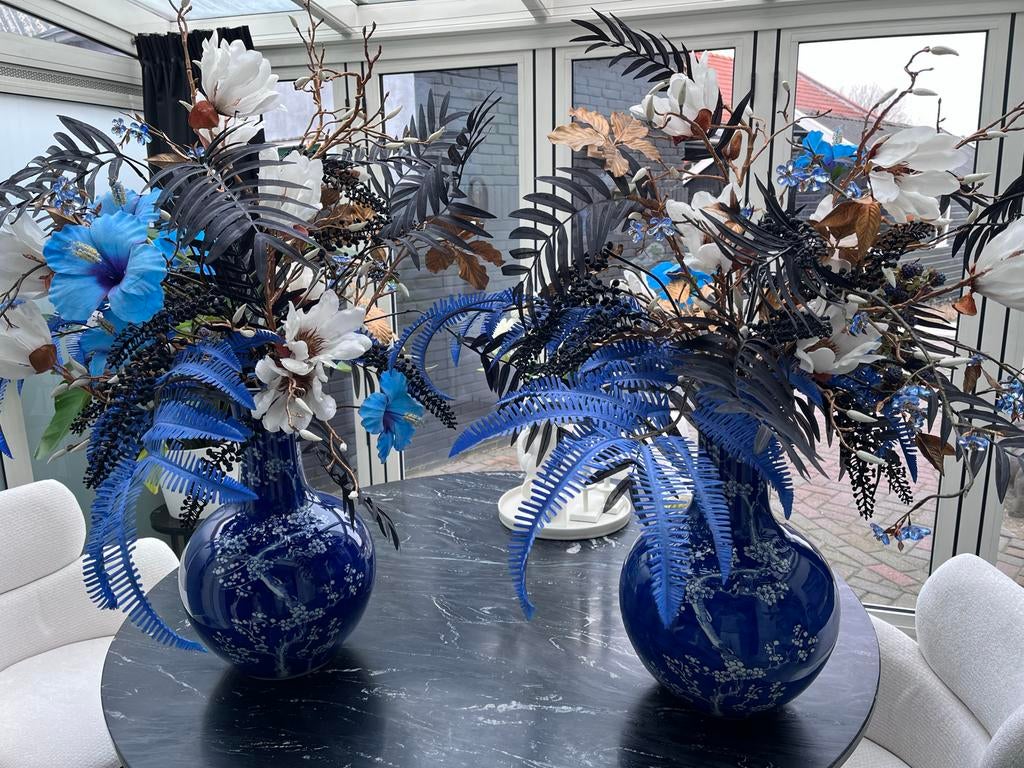 2 Blauwe vazen met zijde bloemen, Ophalen, Blauw, Aardewerk of Porselein, Zo goed als nieuw