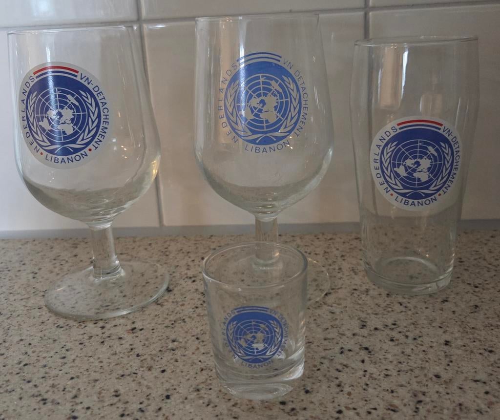 8 verschillende UNIFIL Glazen., Ophalen, Landmacht, Nederland