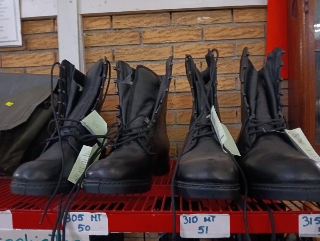 Leger kisten., Ophalen