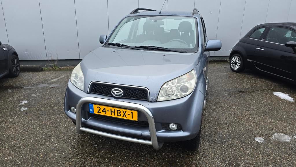 Daihatsu Terios 1.5 77KW 2WD 2008 Grijs, 1350 kg, Stof, 400 kg, 49 €/maand
