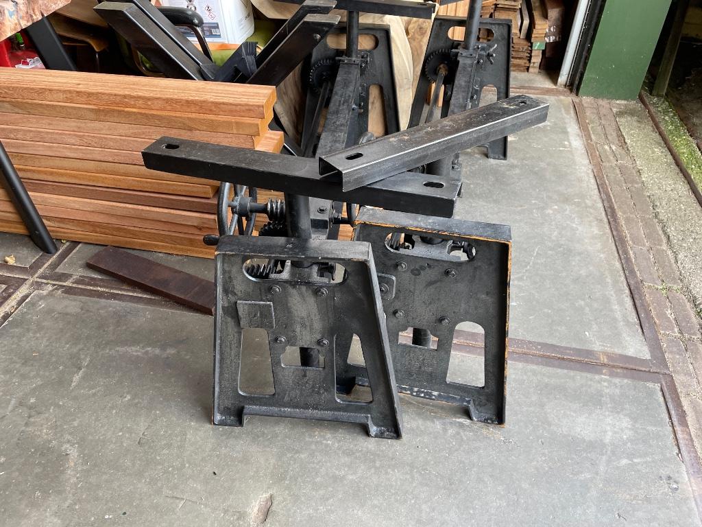 Gietijzeren onderstel hoog laag tafelpoten ook matrix, Ophalen