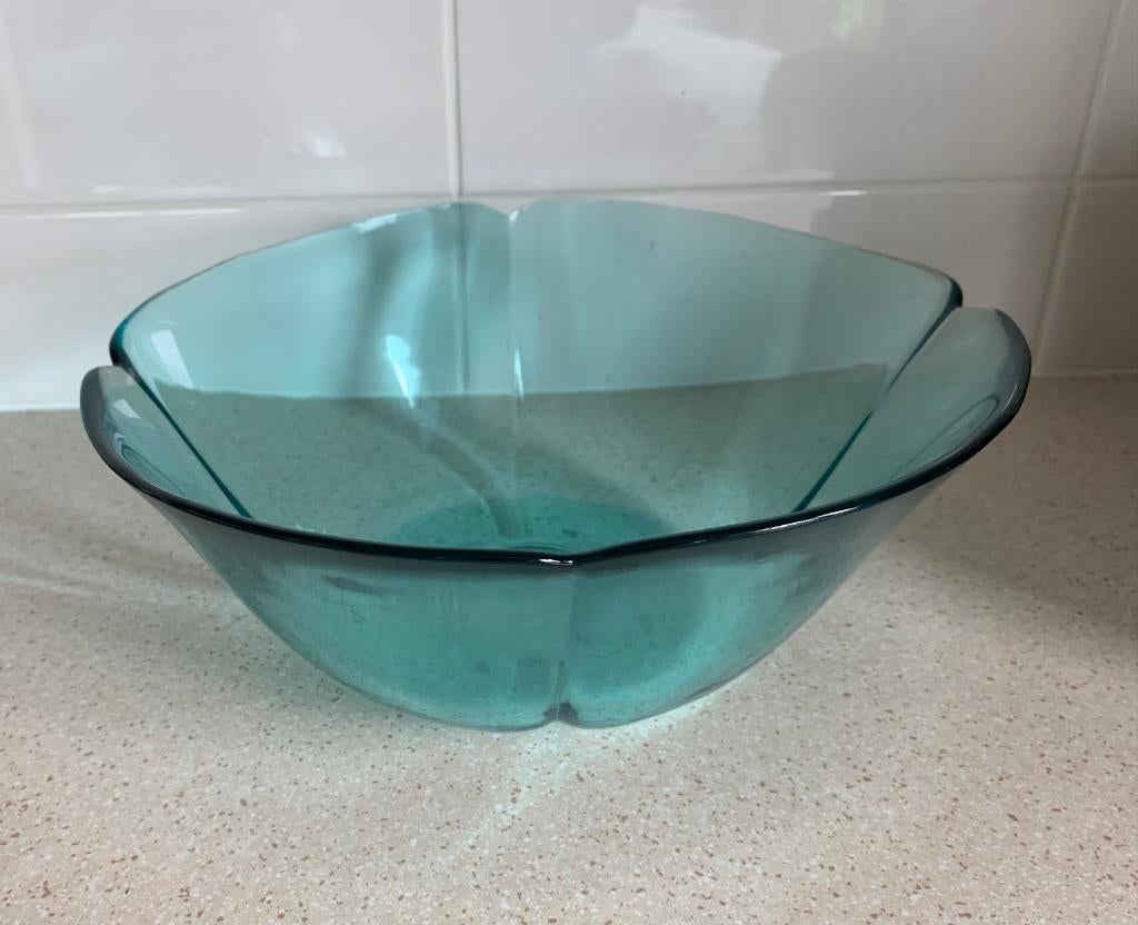 Grote groene glazen schaal met geschulpte bovenrand., Ophalen of Verzenden