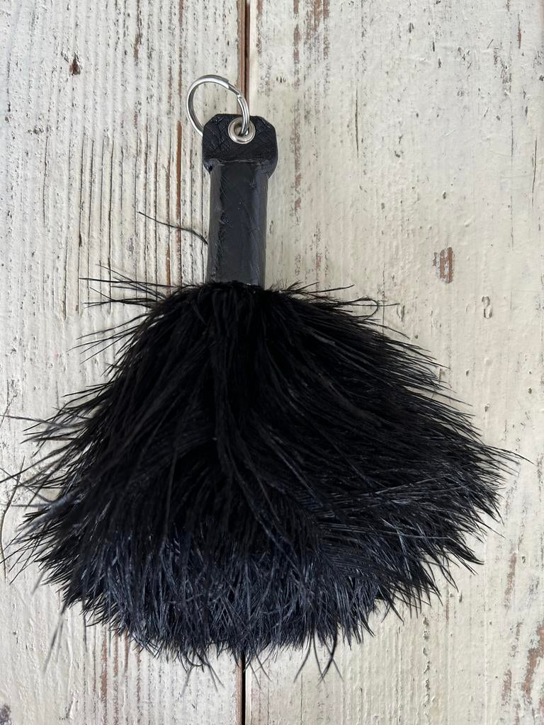 zwarte en roze leren struisvogelveren sleutelhanger, Verzamelen, Sleutelhangers, Gebruikt, Overige typen, Ophalen of Verzenden