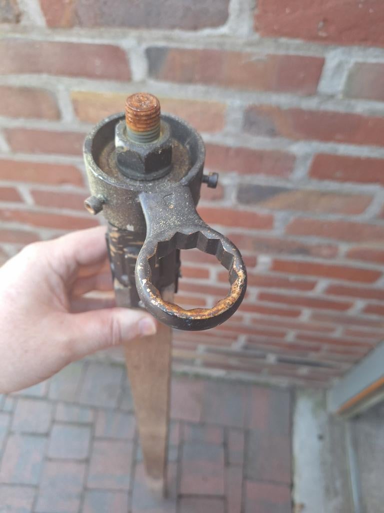 Paal met ring voor dieren even met een lijn aan vast te make, Ophalen, Nieuw