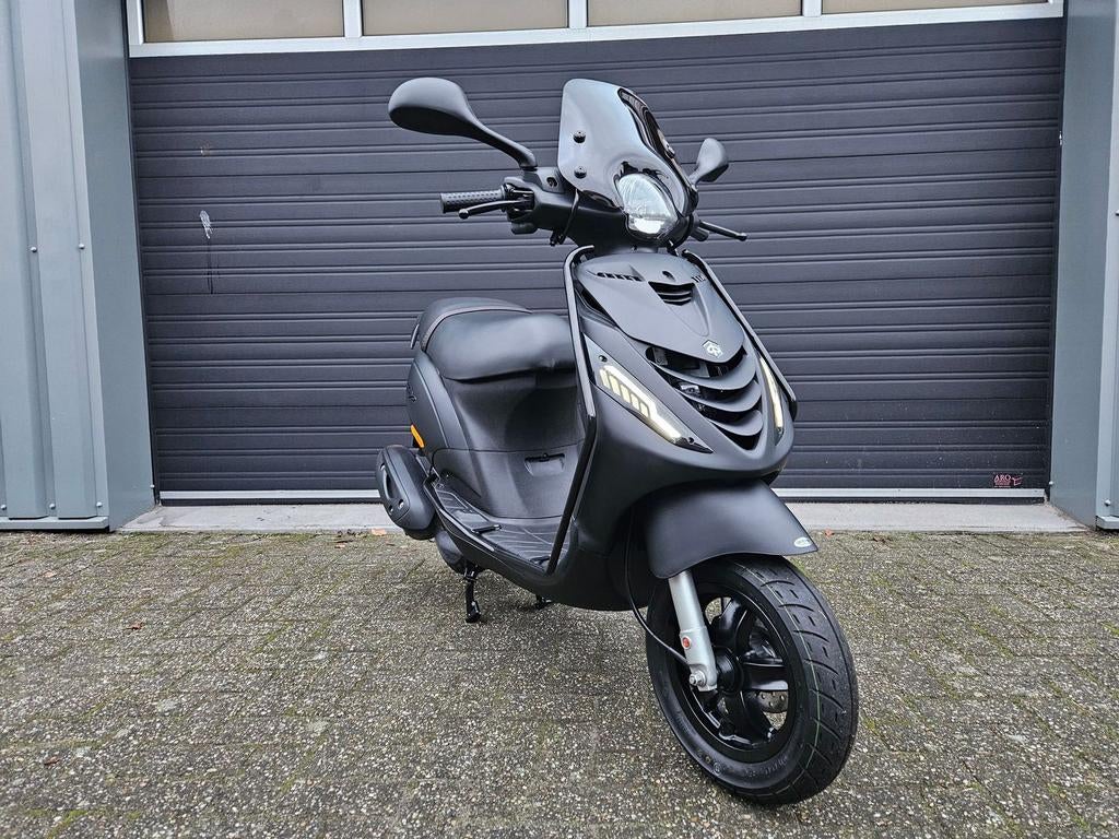 PIAGGIO ZIP 4T E5 BROM BJ 06-2022 MAT ZWART 1020KM + OPTIES, Onbekend, Ophalen of Verzenden, Zo goed als nieuw, Onbekend