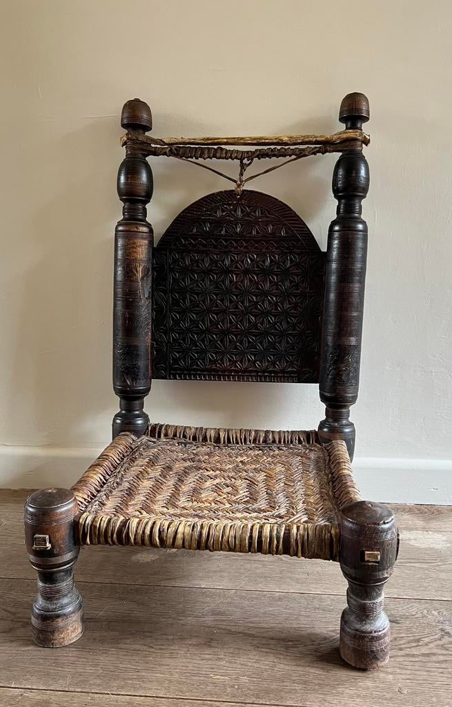 Antieke oosterse Nuristan houten lage stoel, Ophalen