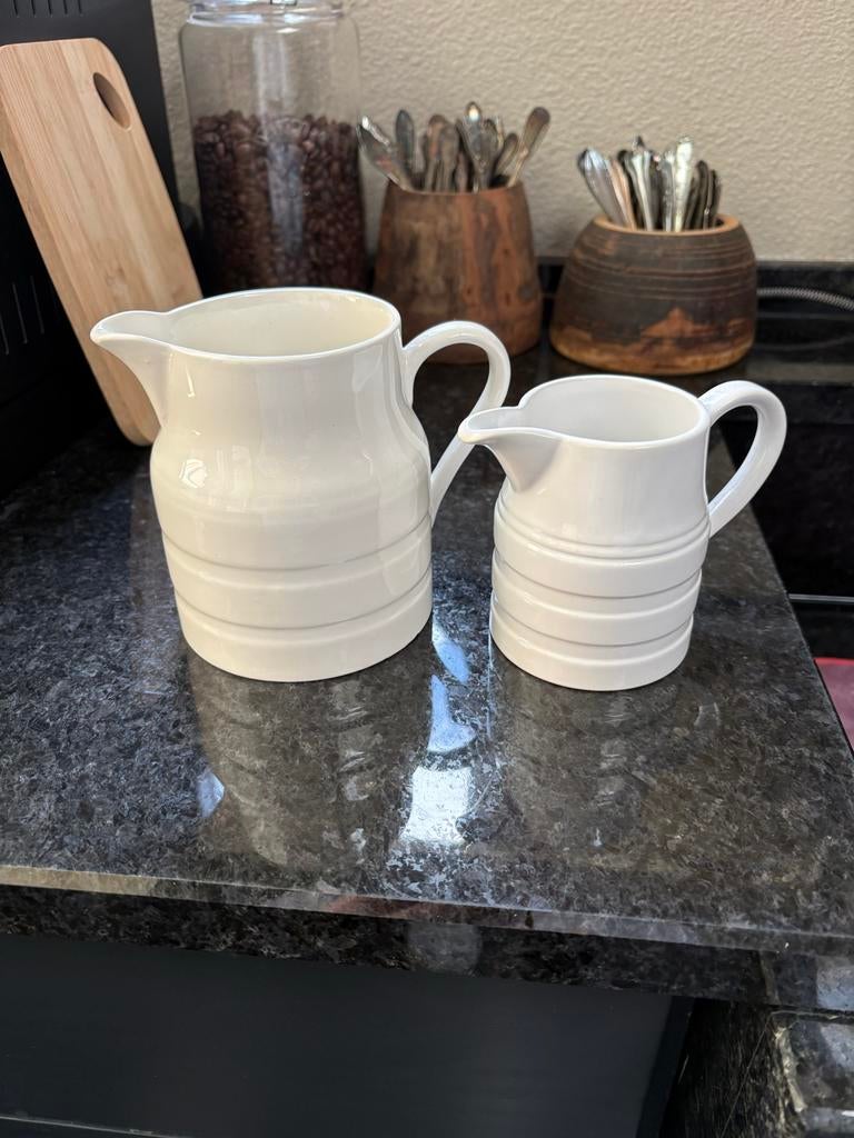 2 Brocante roomwitte bandenkannen uit Engeland, Ophalen of Verzenden