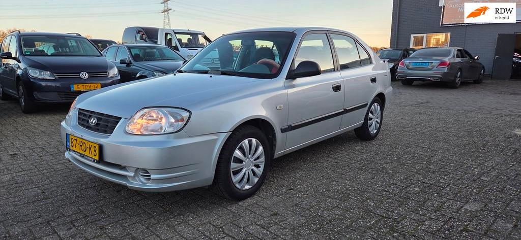 Hyundai Accent 1.3i GL Airco 5 deurs apk 12-2026, Auto's, Voorwielaandrijving, 4 cilinders, Handgeschakeld, Zilver of Grijs