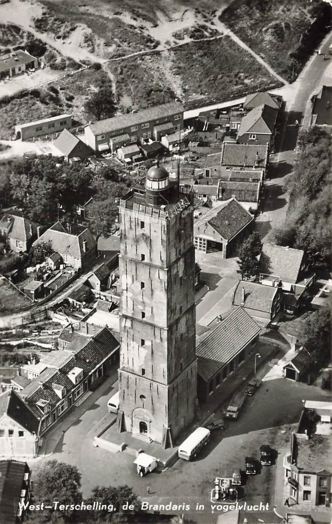 West-Terschelling, de Brandaris in vogelvlucht, Verzamelen, Ansichtkaarten | Nederland, Ophalen of Verzenden, 1960 tot 1980, Gelopen