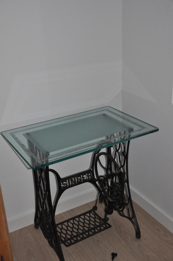 naaitafel (onderstel singer met een glazen blad), Ophalen