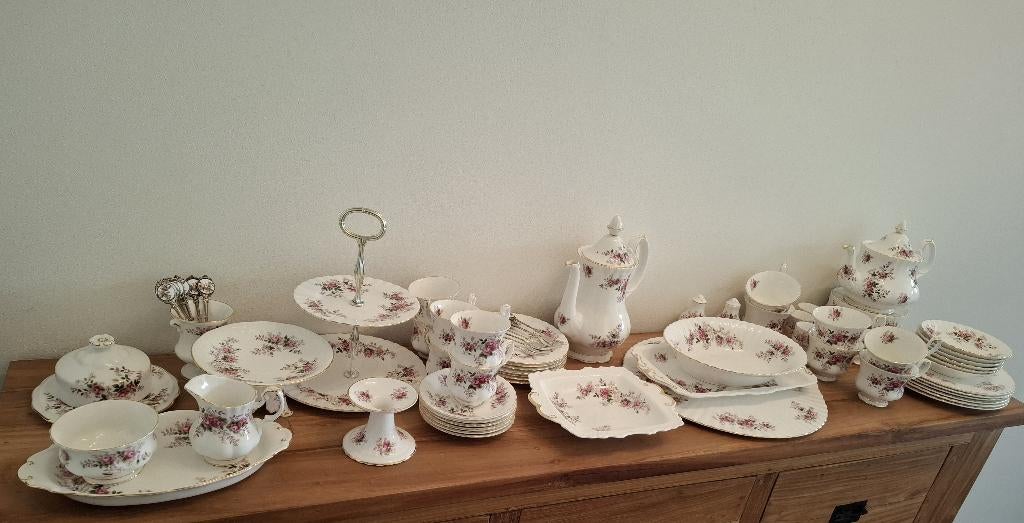 Royal Albert Lavender rose servies., Verzamelen, Porselein, Kristal en Bestek, Ophalen of Verzenden, Nieuw, Porselein, Compleet servies