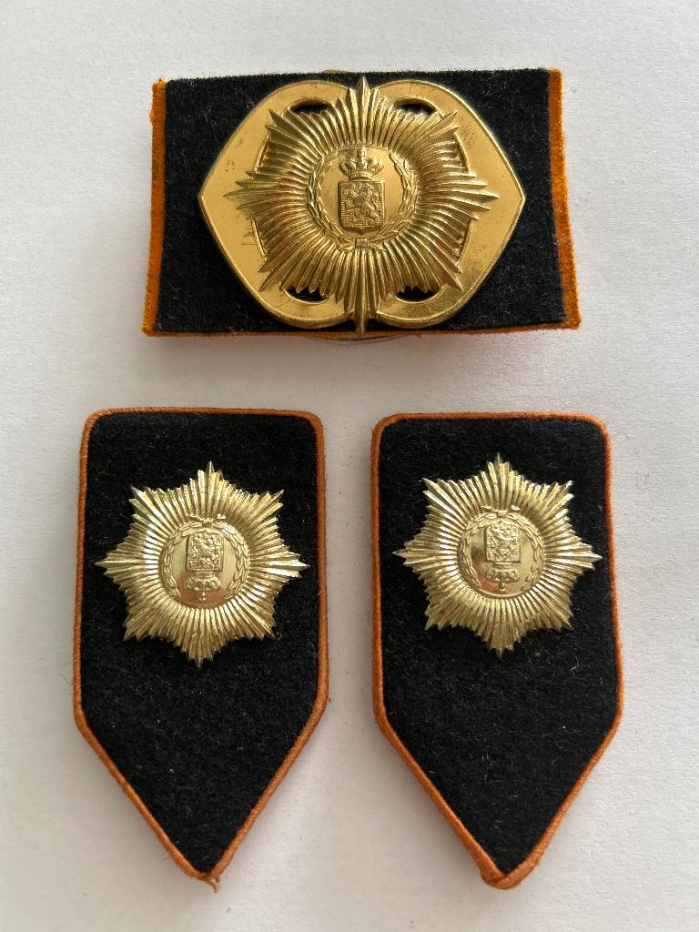 Regim.Van Heutsz KNIL  baretinsigne schouderstukken na 1950, Verzenden, Landmacht, Nederland, Embleem of Badge