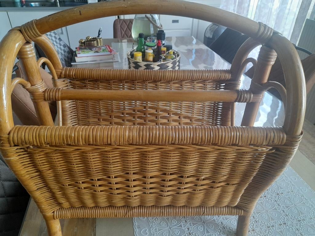 Rotan tijdschriftenrek, Huis en Inrichting, Woonaccessoires | Kisten, Overige materialen, Minder dan 50 cm, Gebruikt, 50 tot 75 cm