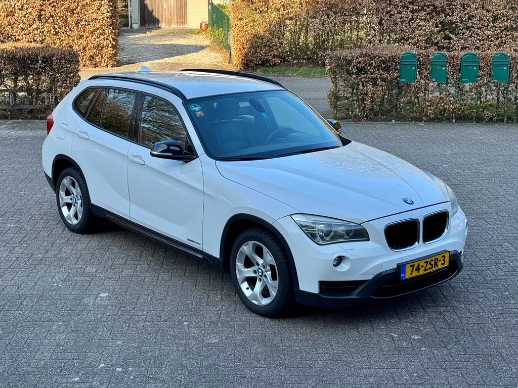 BMW X1 2.0 Sdrive 20I AUT | 2013 | Wit | Automaat | NL auto, Auto's, BMW, 1800 kg, Zwart, 4 cilinders, Wit