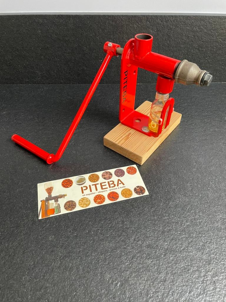 Piteba noten- en zadenpers, Ophalen, Zo goed als nieuw