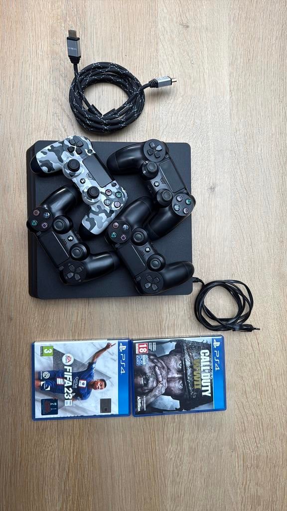 PlayStation 4 + Vier controllers + FIFA 23 & CoD WWII, Spelcomputers en Games, Ophalen, Met 3 controllers of meer, Slim, Gebruikt