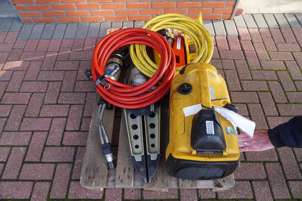Weber Rescue set redgereedschap o.a. 2x Knipper | pers | spr, Autobedrijf Van der Veen Groningen B.V., Info@vdveen.nl, Friesestraatweg 257
9746TJ  GRONINGEN, NL