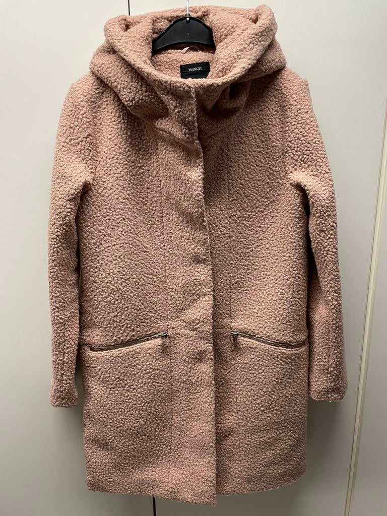 Roze bouclé winterjas met capuchon. Mt.38., Maat 38/40 (M), Ophalen of Verzenden, Zo goed als nieuw, Roze