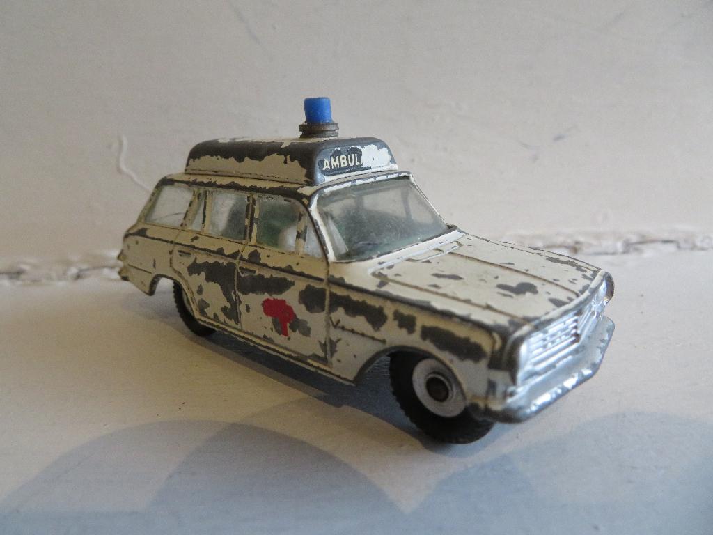 Dinky Toys Victor ambulance opknapper 1:43, Ophalen of Verzenden, Gebruikt, Auto, Dinky Toys