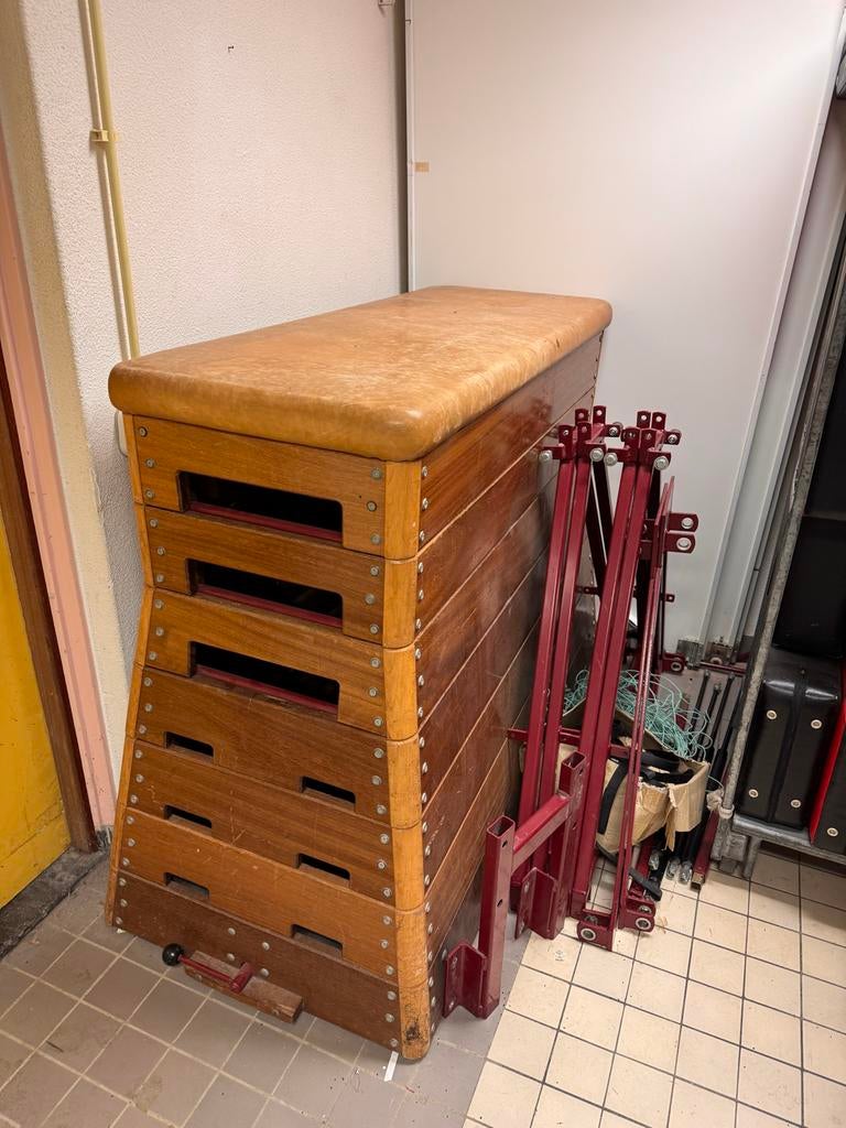 Gebruikte Turnkast - Perfect voor Gymnastiek en Training, Gebruikt, Bruin, Materiaal, Maat 36 t/m 42