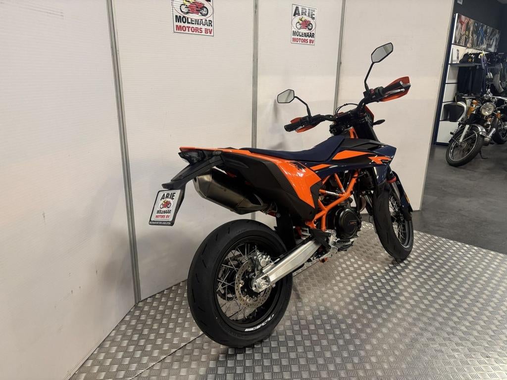 KTM 690 SMC R (bj 2026) - foto 3