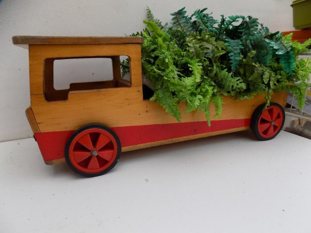 Tafeltje plantenbak als speelgoed vrachtauto trucker, Ophalen of Verzenden, Gebruikt