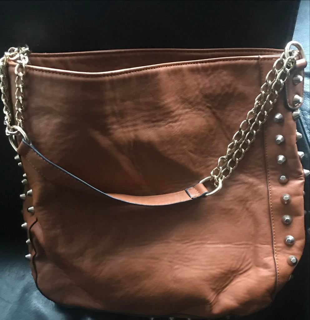 Bruine tas met studs en kettinghengsel, Ophalen of Verzenden, Gebruikt, Bruin, Handtas