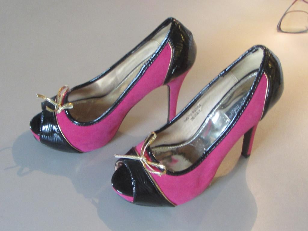 Pumps 39 zwart lak roze peeptoe Sergio Todzi goud strikje, Ophalen, Pumps, Overige kleuren, Zo goed als nieuw