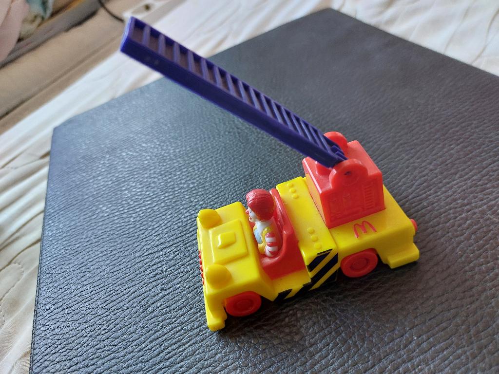 Ronald McDonald in bagage lader, Ophalen of Verzenden