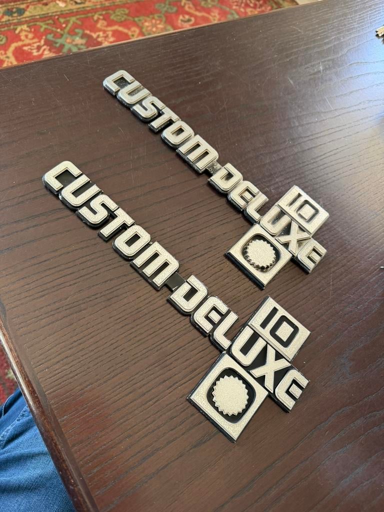 2 Chevrolet Custom Deluxe emblemen C10, Ophalen of Verzenden, Gebruikt, Chevrolet