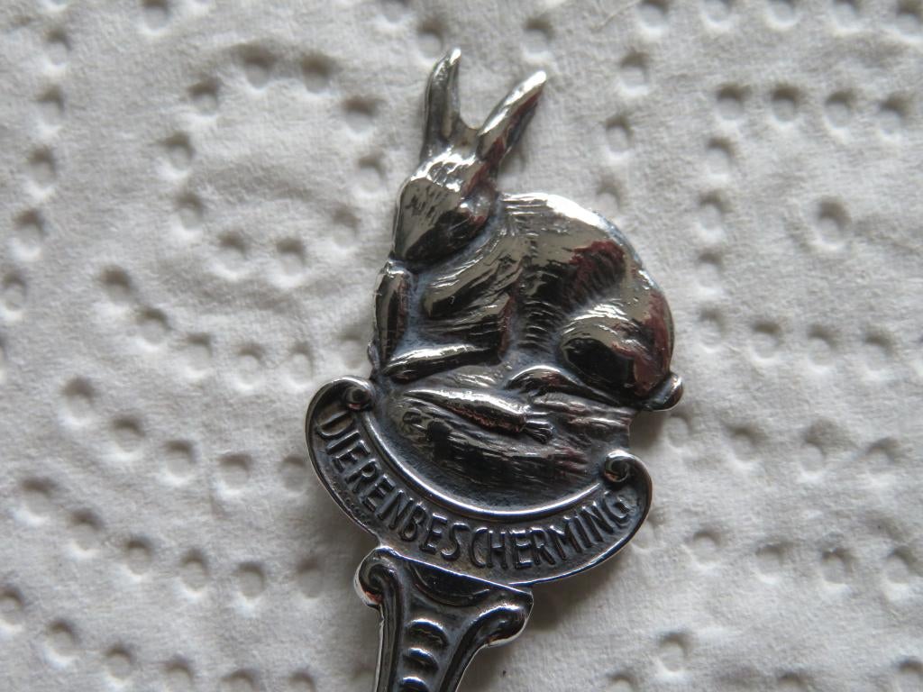 Verzilverd Dierenbescherming Lepeltje Haas (1e Layout), Verzamelen, Overige materialen, Verzenden, Verzilverd, Zo goed als nieuw