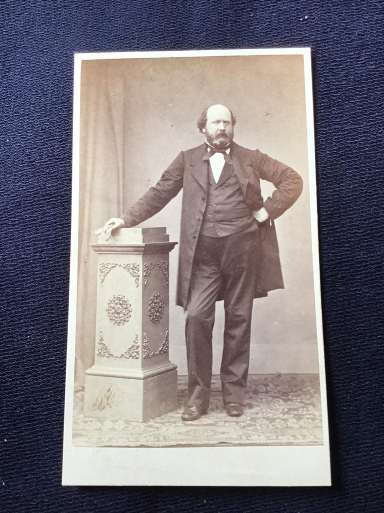 CDV, Man bij pilaar, zeer oud, dun karton, Carte de Visite, Ophalen of Verzenden, Voor 1940, Gebruikt, Foto