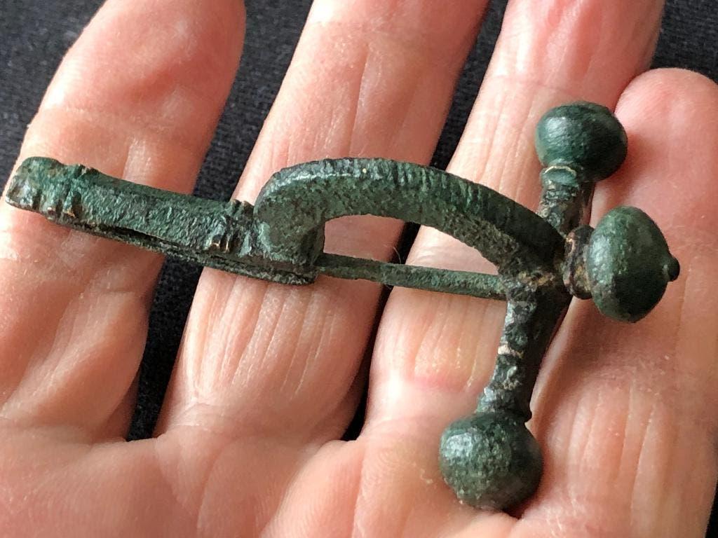 Bodemvondst Romeinse KRUISBOOG FIBULA mantelspeld 1800 jr., Ophalen of Verzenden
