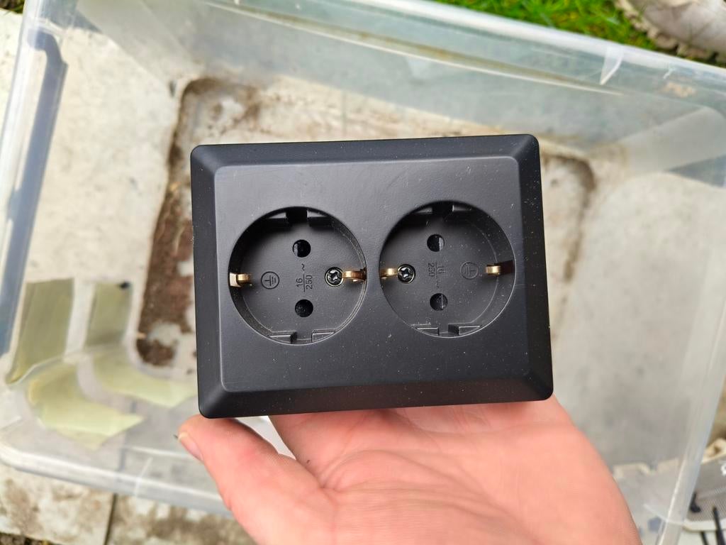 Stopcontact zwart nieuw, Ophalen of Verzenden, Stopcontact