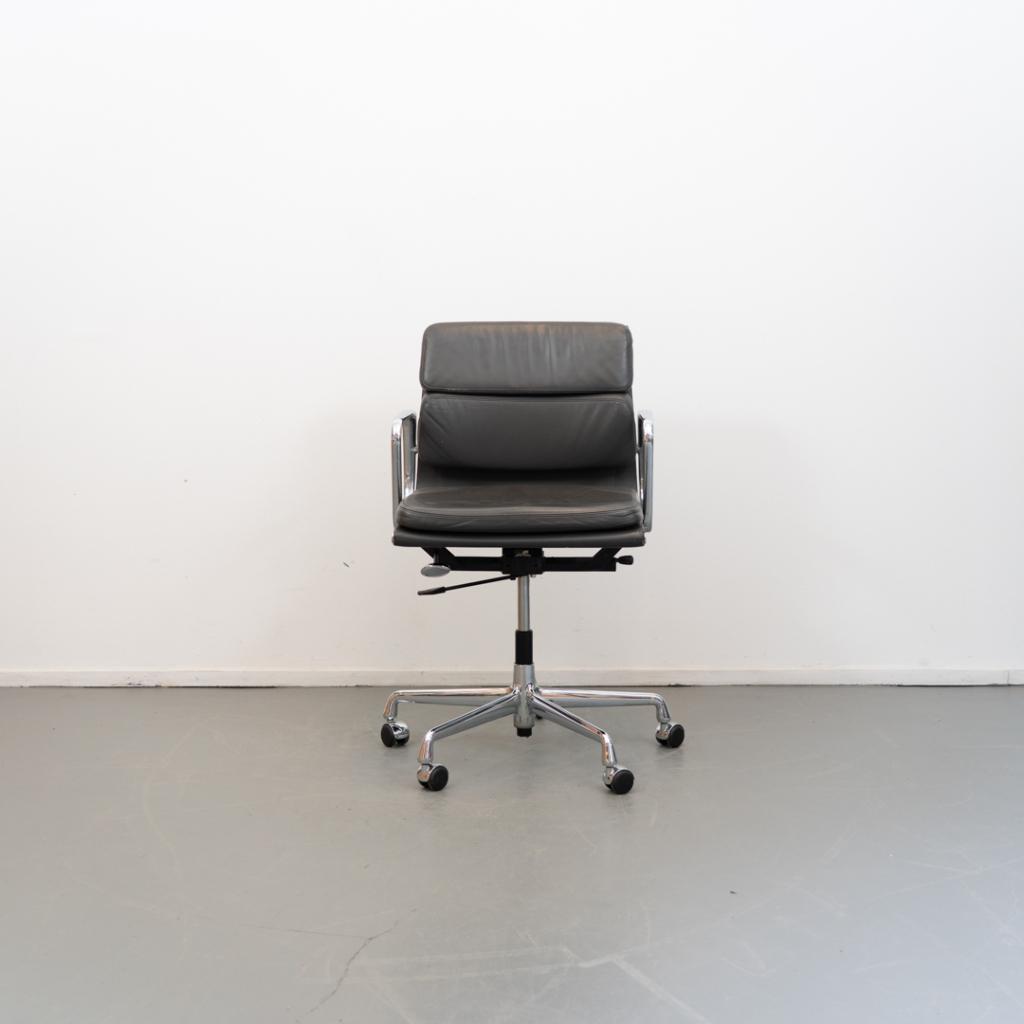 1 Vitra Eames Ea 217 Licht Grijs Softpad - Chroom, Huis en Inrichting, Bureaustoelen, Niet ingevuld, Niet ingevuld, Zo goed als nieuw