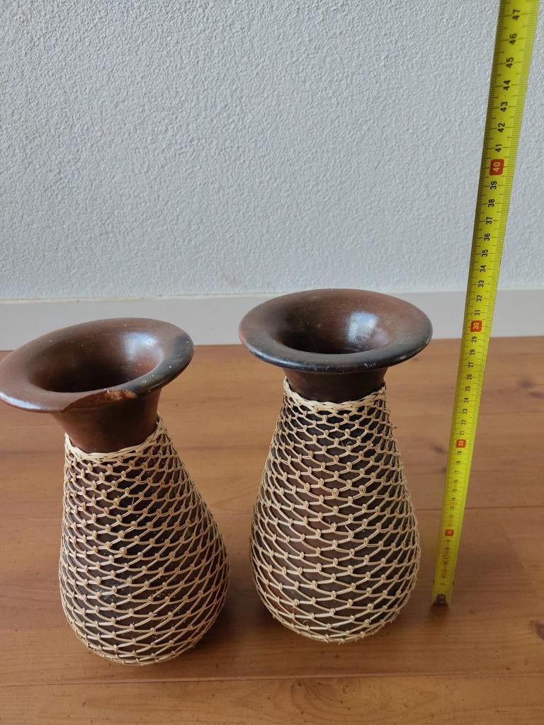 Twee vazen met rieten omhulsel, Ophalen of Verzenden, Overige kleuren, Aardewerk of Porselein, Minder dan 50 cm