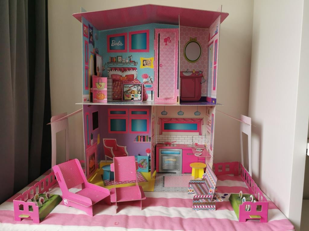 Barbie Dreamhouse met accessoires - Zo goed als nieuw, Kinderen en Baby's, Speelgoed | Poppenhuizen, Ophalen, Zo goed als nieuw