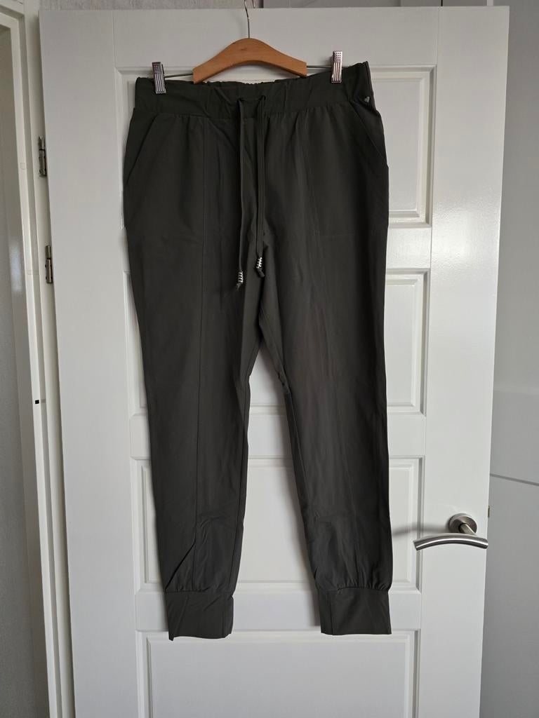 Te koop groene damesbroek, merk Helena Hart, maat L.
De kleu, Maat 42/44 (L), Zo goed als nieuw, Lang, Groen