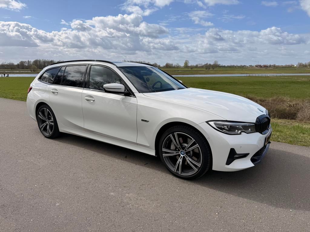BMW 3-Serie 330e Touring Sport Line Wit Pano Acc, Auto's, 1998 cc, Achterwielaandrijving, 4 cilinders, Lichtsensor