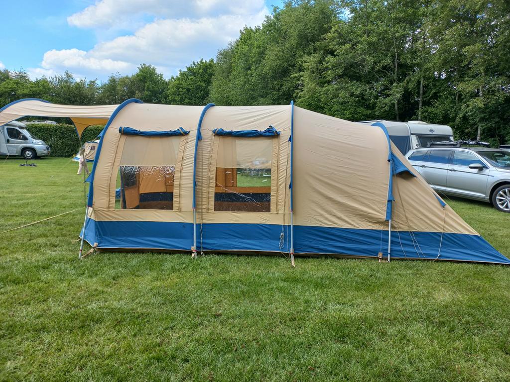 Vrijbuiter Michigan 4-persoons tent met vast grondzeil, Caravans en Kamperen, Tenten, Ophalen, Zo goed als nieuw, Tot en met 4