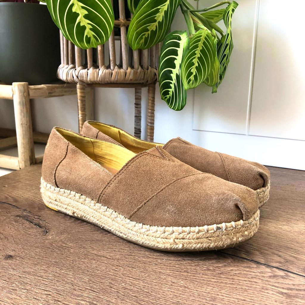 TOMS suède espadrilles maat 38 / 38,5, Kleding | Dames, Schoenen, Ophalen of Verzenden, Zo goed als nieuw, Bruin, Espadrilles of Moccasins