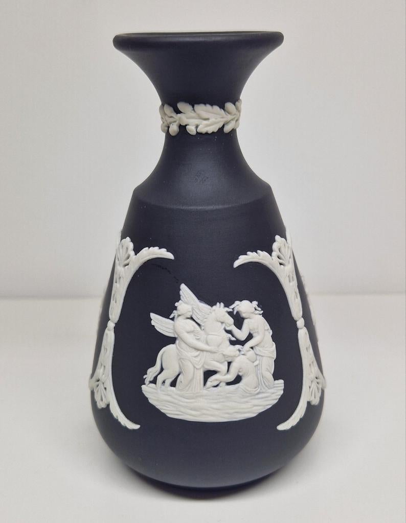 Wedgewood Black Jasperware keramiek vaasje, Engeland 1960., Ophalen of Verzenden