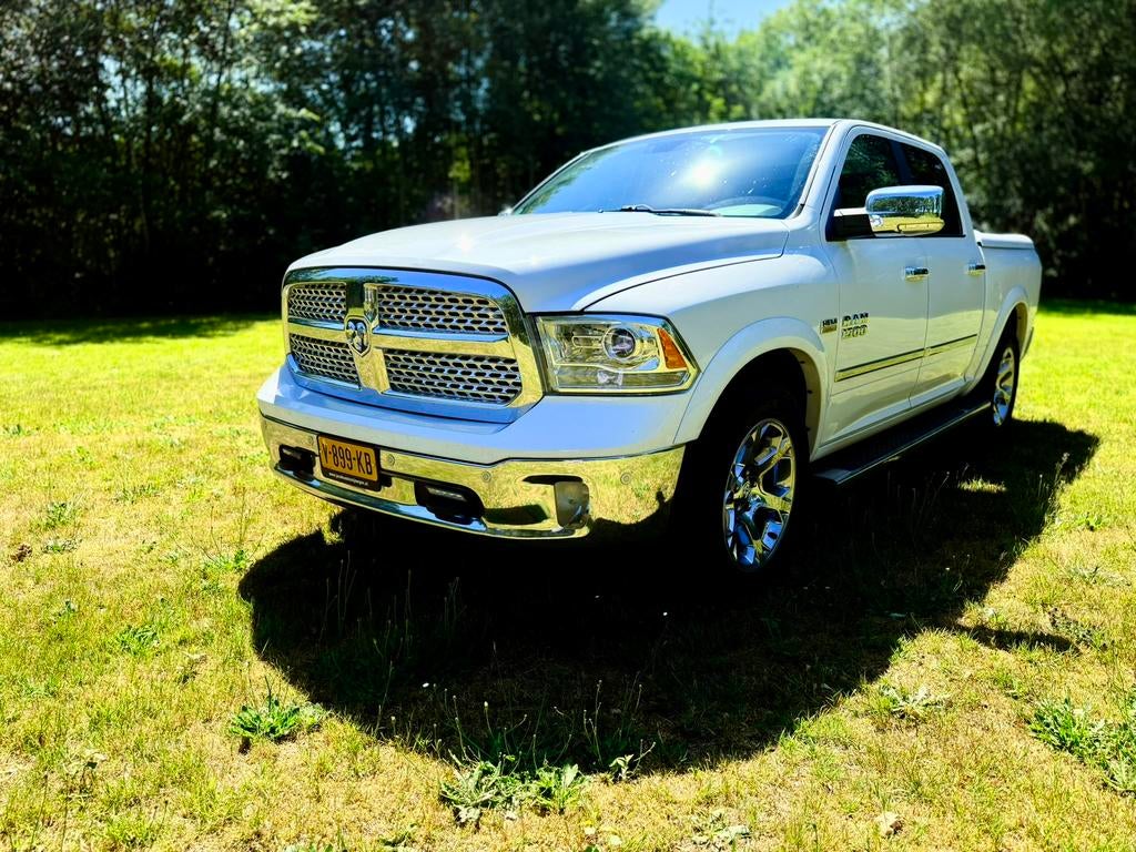 Dodge Ram LARAMIE 5.7 HEMI *UNIEK* 6 ZITS 2017 BOMVOL OPTIES, Automaat, 5654 cc, Wit, Particulier