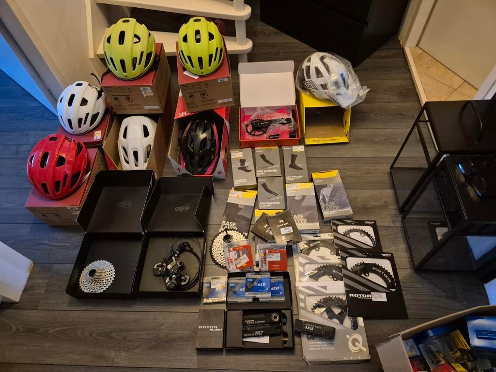 Partij fietsonderdelen.  helmen, schoenen, onderdelen, Ophalen, Nieuw