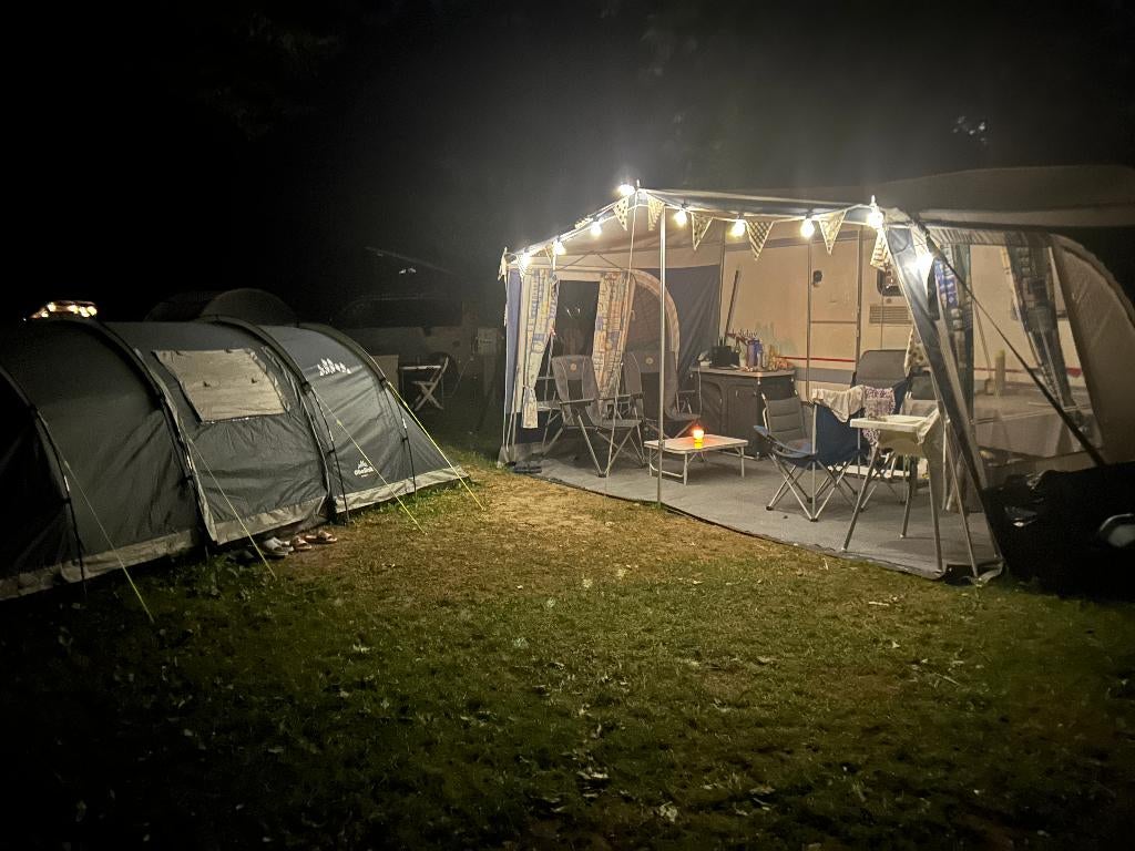 🍀Goed onderhouden Bürstner Holiday Caravan, 4 slaapplaatsen, Koelkast, Vast bed, 7 tot 8 meter, Treinzit