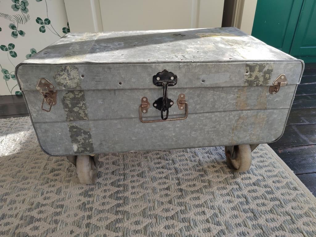 Industriële bijzettafel - metalen koffer op wielen, Huis en Inrichting, Tafels | Bijzettafels, Ophalen, Minder dan 45 cm, Minder dan 55 cm
