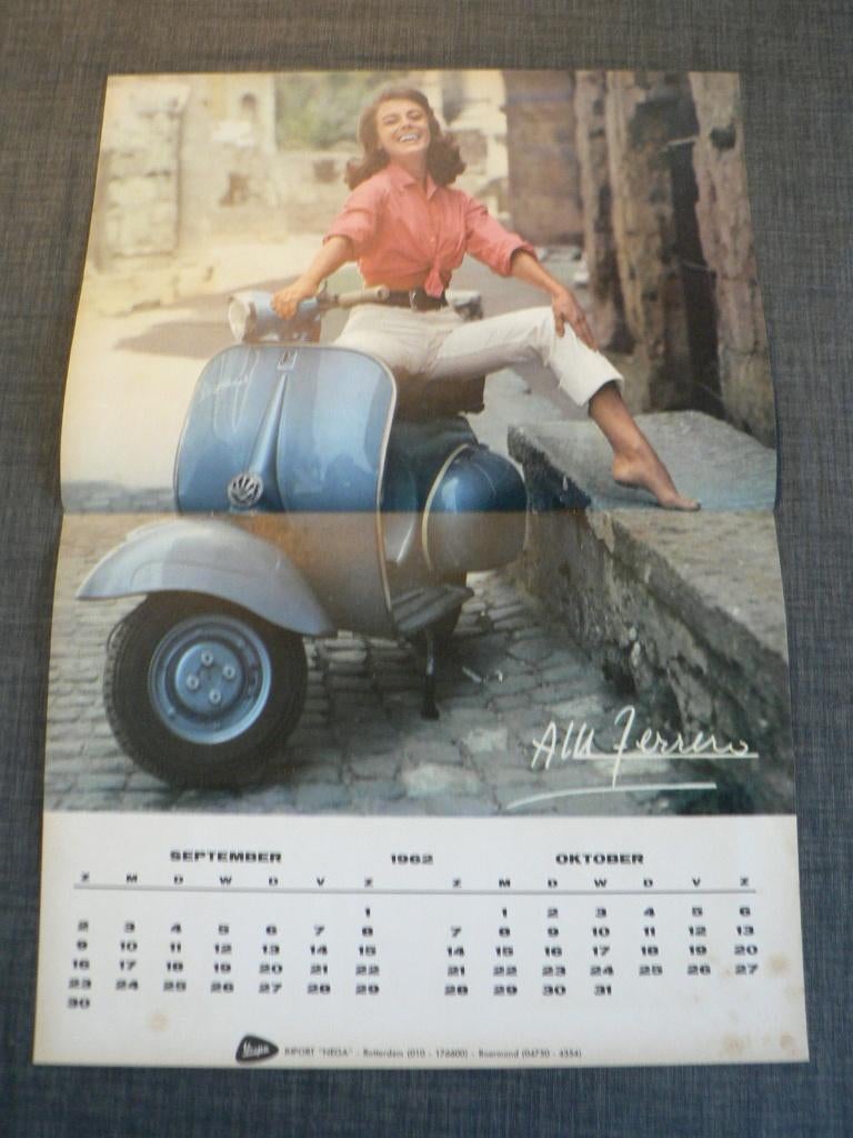 VESPA SCOOTER KALENDER 1962 ANNA MARIA FERRERO ? ORIGINEEL, Ophalen of Verzenden, Maandkalender, Gebruikt