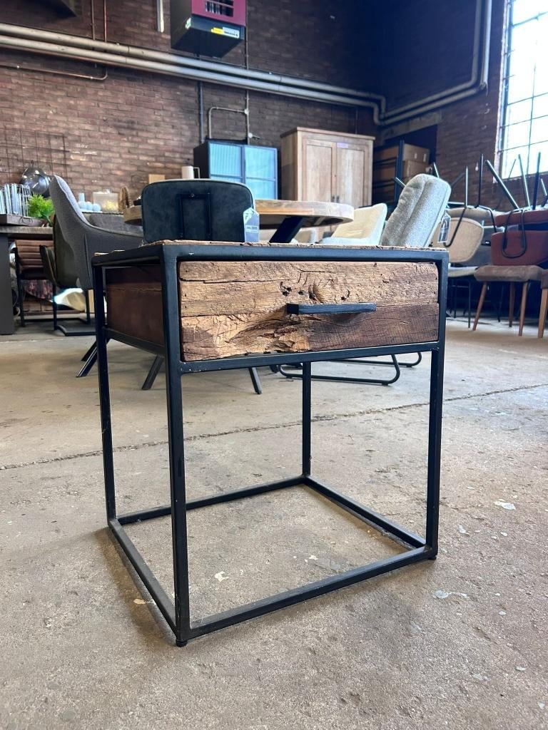 Nachtkastje hout outlet korting, Huis en Inrichting, Slaapkamer | Nachtkastjes, Ophalen, 70 cm of meer, Hout, 65 cm of meer