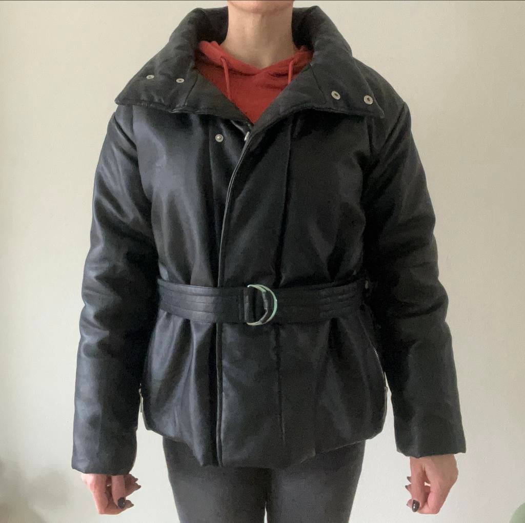 Zwarte jas met riem (Matt&Nat), Ophalen of Verzenden, Zo goed als nieuw, Maat 38/40 (M), Zwart